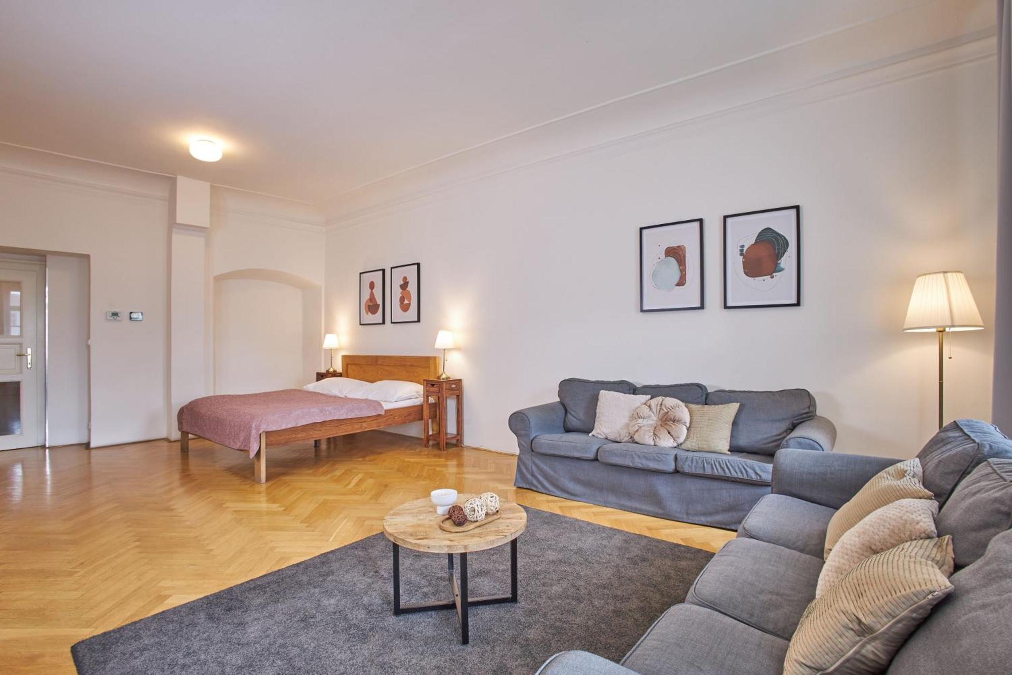 Charles Bridge Apartment Prag